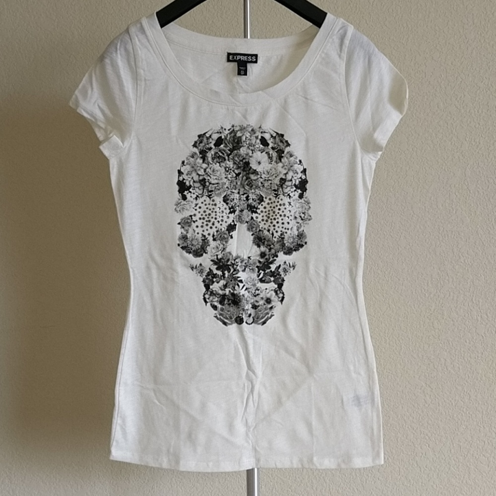 NWOT Express t- shirt skull face xs